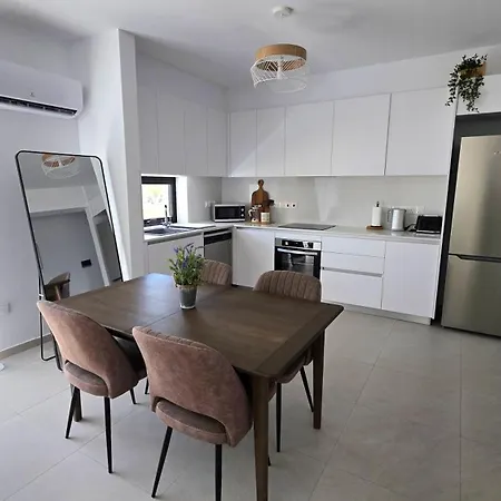 Stunning 2br - Close To & Restaurants Apartment *